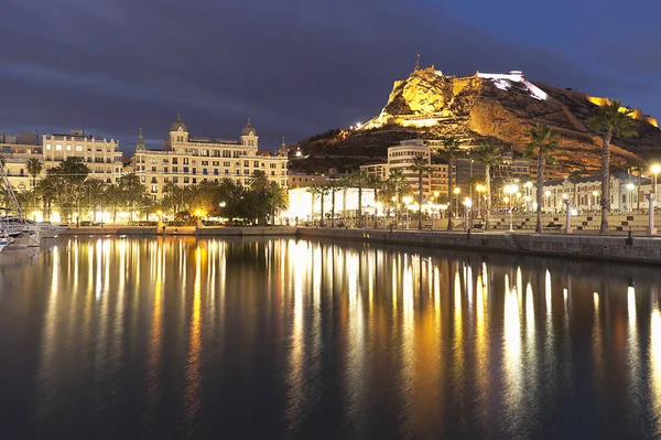 Kışın bağlantı noktasından gece Alicante. 