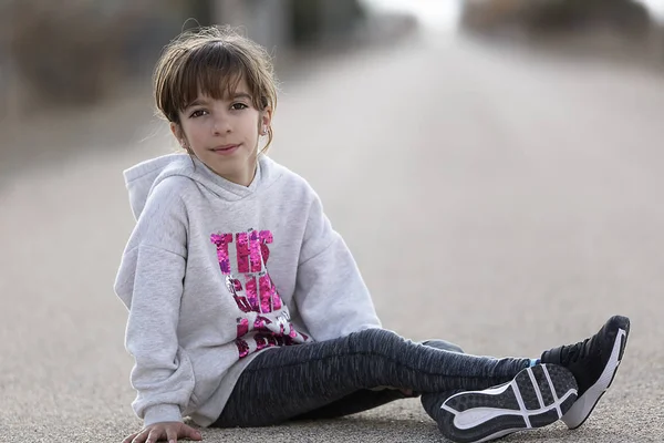 Ca を見て車の床に座っている 10 歳女の子 — ストック写真