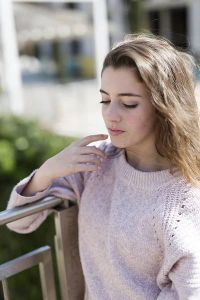 Teen girl resting on a handrail. — Stock Photo, Image