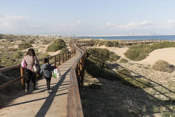 İnsanlar Arenales del so ahşap yürüyüş yolu boyunca yürüyüş — Stok fotoğraf