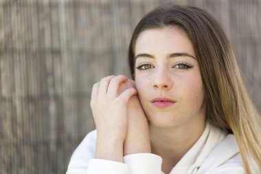 Kameraya bakarak bir genç portresi.