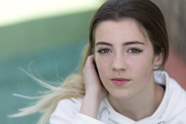 Bazı fotoğraf çekmek için kameraya bakarak bir genç.