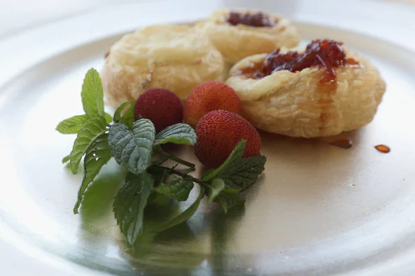 Pastel de hojaldre de rizo de cabra con pimienta caramelizada . — Foto de Stock