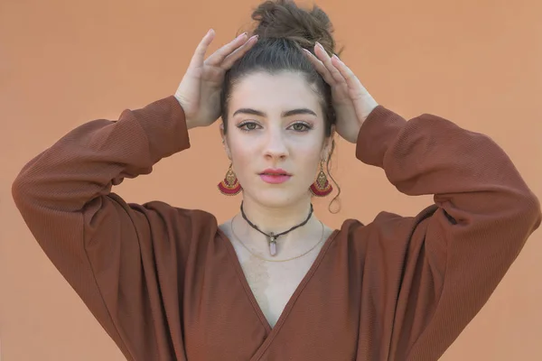 18 year old Spanish woman with her hands on her head. — Stock Photo, Image