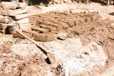 Adobe, Fas 'ın Zagora ilindeki küçük bir vaha kasabası olan M' Hamid El Ghizlane bölgesinde biyo-inşaat için tuğla örüyor..