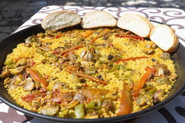Organik malzemelerle pişirilmiş sebzeli paella. Çekimler Monforte del Cid, Alicante İspanya 'da.