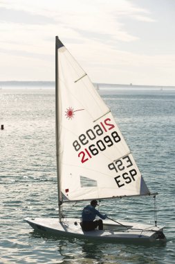 Alicante, İspanya. 1 Aralık 2019. İspanya 'nın Alicante şehrinde kışın yelkencilik şampiyonası.