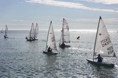 Alicante, İspanya. 1 Aralık 2019. İspanya 'nın Alicante şehrinde kışın yelkencilik şampiyonası.