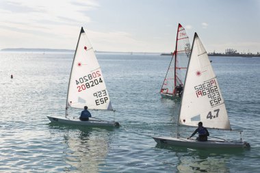 Alicante, İspanya. 1 Aralık 2019. İspanya 'nın Alicante şehrinde kışın yelkencilik şampiyonası.