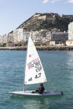 Alicante, İspanya. 1 Aralık 2019. İspanya 'nın Alicante şehrinde kışın yelkencilik şampiyonası.