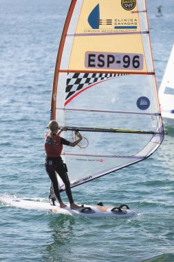 Alicante, İspanya. 1 Aralık 2019. İspanya 'nın Alicante şehrinde kışın yelkencilik şampiyonası.