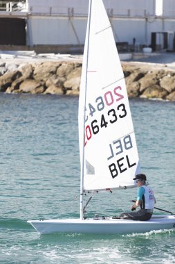 Alicante, İspanya. 1 Aralık 2019. İspanya 'nın Alicante şehrinde kışın yelkencilik şampiyonası.