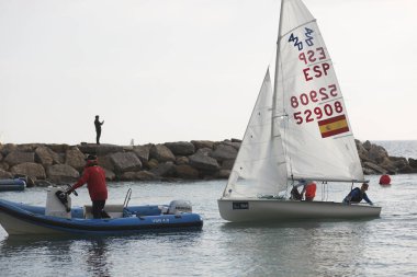 Alicante, İspanya. 1 Aralık 2019. İspanya 'nın Alicante şehrinde kışın yelkencilik şampiyonası.