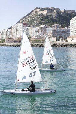 Alicante, İspanya. 1 Aralık 2019. İspanya 'nın Alicante şehrinde kışın yelkencilik şampiyonası.