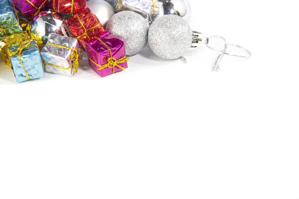 Gif-Box und Weihnachtskugel weißer Hintergrund — Stockfoto