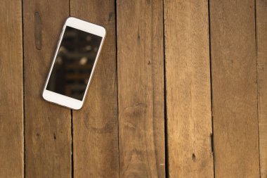 Kahverengi üst açı bakış, kopya lar eski ahşap masa üstünde hareket eden telefon