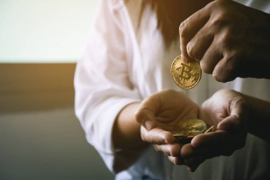Adam damla bitcoin kadın eline, bulanık kadın arka plan, yakın kopya alanı tanıtımı için