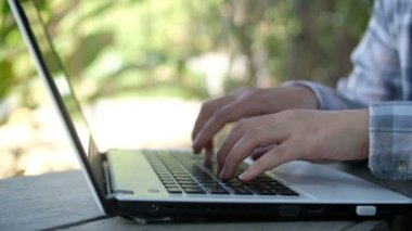 İş kadını klavyede yazarak onun laptop, bilgisayar teknoloji kavramı, 4 k