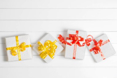 Üstten Görünüm Noel hediye kutusu beyaz ahşap masa arka planda, Fl