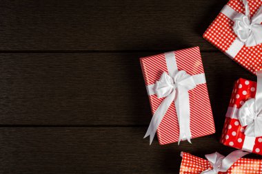 Tatil kırmızı Noel hediye kutusu arka planının, üstten görünüm kutlamak BI