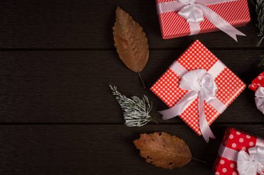 Noel hediye kutusu vintage koyu ahşap arka plan, rustik için üzerinde