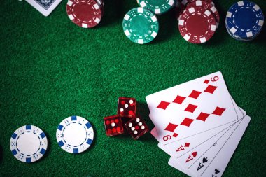 Casino kumar yeşil tabloda Poker fişleri.