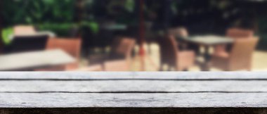 Bulanık kahve dükkanı kanepe fo ile Panorama vintage ahşap masa üstü