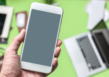 İş adam elini tut telefon mobil smartphone.