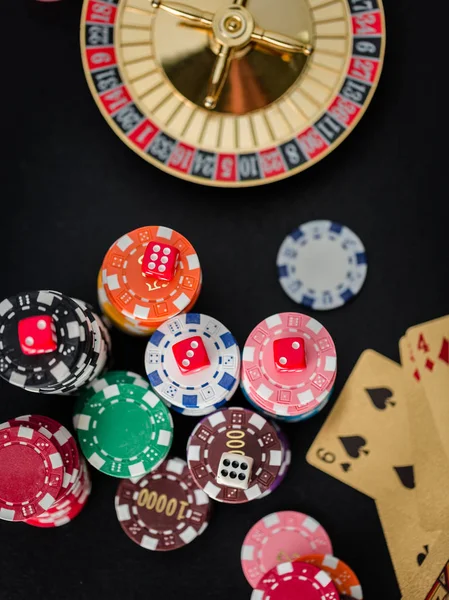 Cerca de dados rojos mesa de juego de póquer . — Foto de Stock