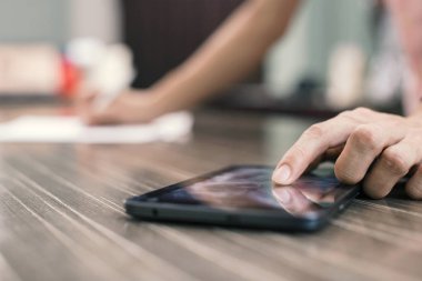Ev satış elemanı mali bankacı işinde hesaplama kapatın 