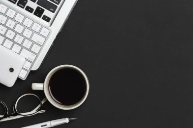 Ofis resepsiyon masası bilgisayar, kahve fincanı, founten kalem ile siyah, 