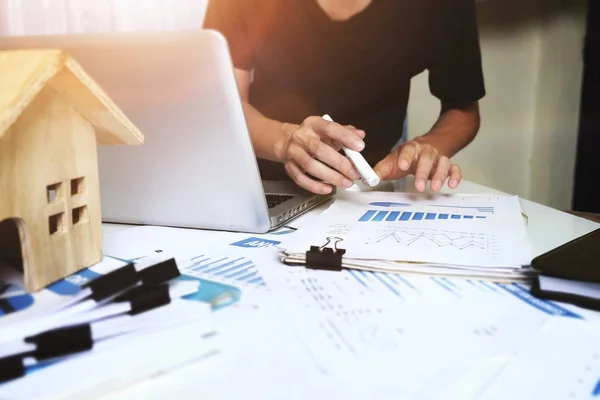 Manager, der im Büro arbeitet, Immobilienverkaufs-Konzept. — Stockfoto