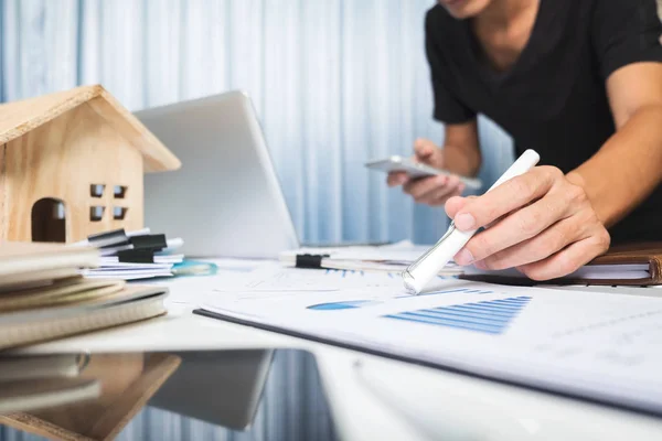 Gerente de trabajo en la oficina, concepto de propiedad en venta . — Foto de Stock