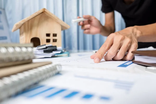 Gerente de trabajo en la oficina, concepto de propiedad en venta . — Foto de Stock