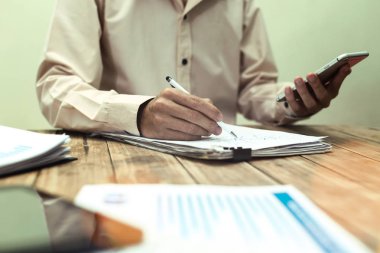 Avukatlar ve işverenler arasında ciddi danışmalar.