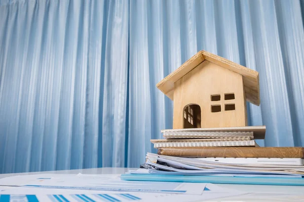 Casa e propriedade para venda conceito, brinquedo de casa de madeira no escritório de — Fotografia de Stock