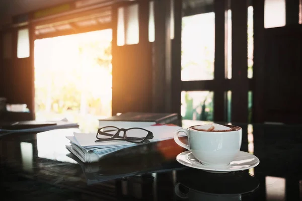 Taza de café con papel de noticias en la cafetería, cosecha de verano con s —  Fotos de Stock