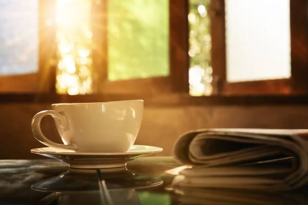 Kaffeetasse mit Zeitungspapier im Coffeeshop, Sommer-Weinlese — Stockfoto