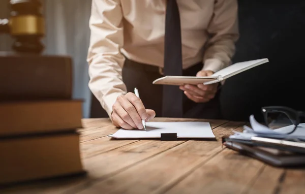 Çalışkan kitap ile ofis Resepsiyon işyerinde iş avukat 