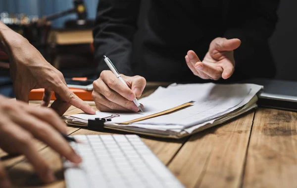 Ernsthafte Konsultationen zwischen Anwälten und Arbeitgebern. — Stockfoto