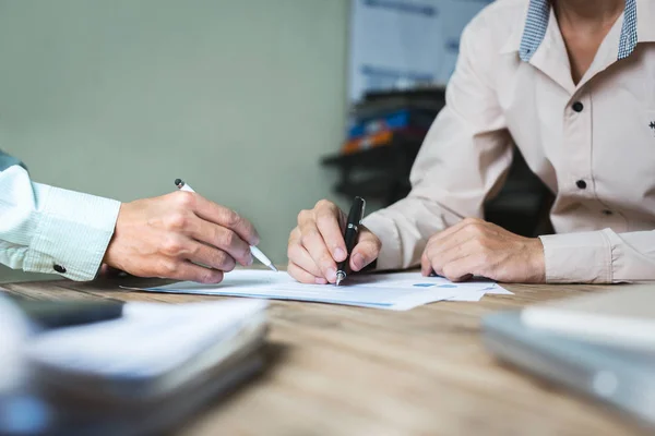 Ernsthafte Konsultationen zwischen Anwälten und Arbeitgebern. — Stockfoto