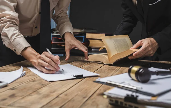 Trabalho em equipe da reunião de advogado de negócios trabalhando duro sobre a reg legal — Fotografia de Stock