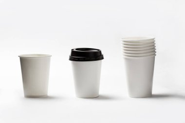 Tay kağıt kahve Kupası beyaz arka plan üzerinde.