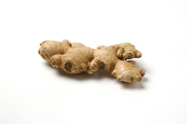 Beyaz arka plan üzerinde organik Tay zencefil.