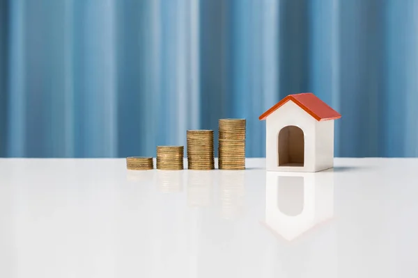 Geld Wachstum Konzept Sparen, um ein Haus für Ihre Familie kaufen. — Stockfoto