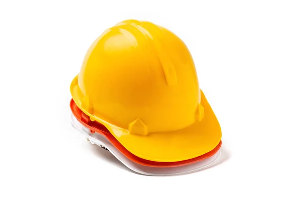 Rosso, giallo, bianco ingegnere cappello sicurezza sul lavoro su sfondo bianco . — Foto Stock