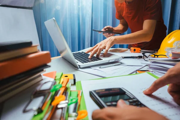 Trabalhador de engenharia arquitecto que trabalha no escritório . — Fotografia de Stock