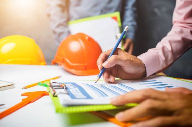 Yapı mühendisi takım çalışması çalışkan memur içinde tartışıyor