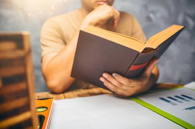 Okuma bir kitap, resim vintage sesi tarzı bir adam.