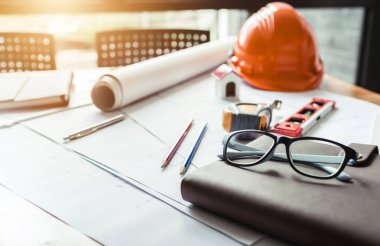 Bir plan üzerinde çalışıyor bina mimar ev mühendis ve Danışma